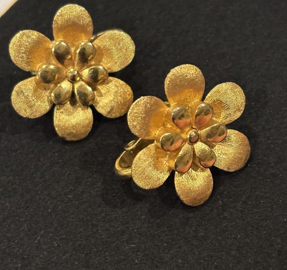 Vintage Crown Trifari Signed Daisy Flower Gold Tone Clip On Earrings Floral